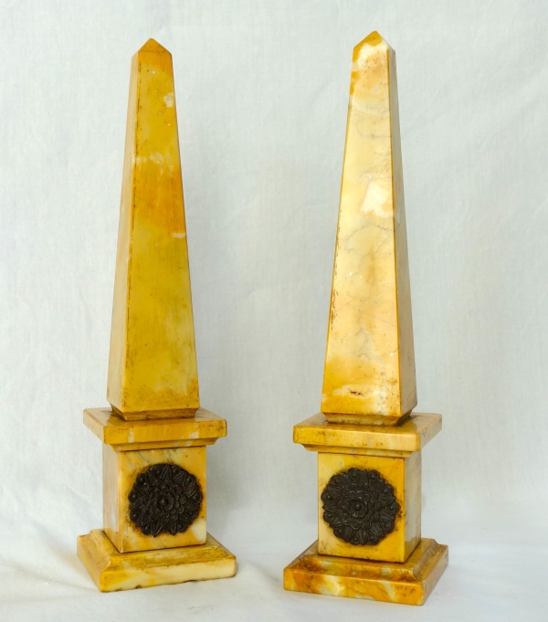 Paire d'obélisques en marbre jaune de Sienne et bronze patiné - style Empire Restauration