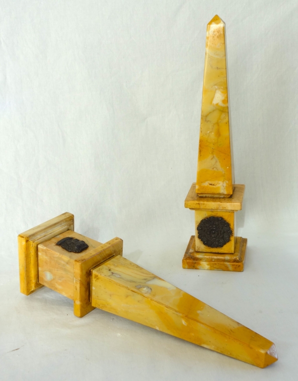 Paire d'obélisques en marbre jaune de Sienne et bronze patiné - style Empire Restauration