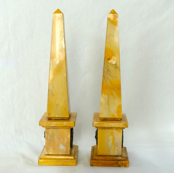 Paire d'obélisques en marbre jaune de Sienne et bronze patiné - style Empire Restauration