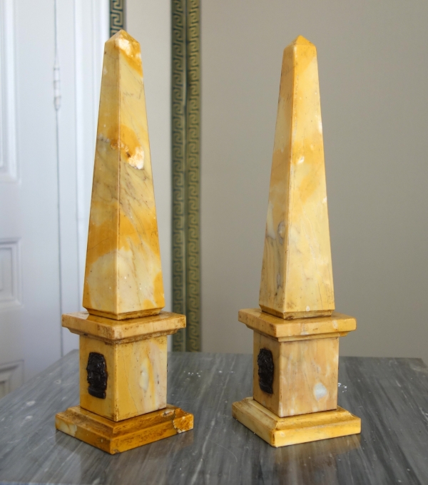 Paire d'obélisques en marbre jaune de Sienne et bronze patiné - style Empire Restauration