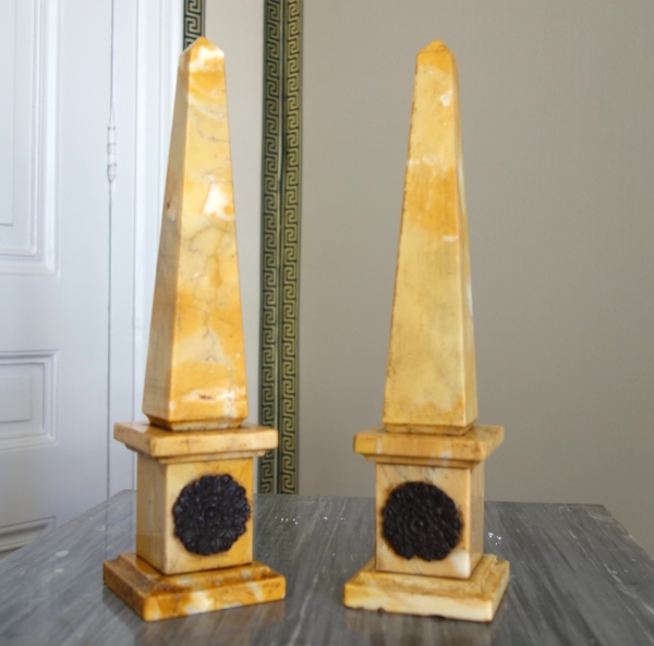 Paire d'obélisques en marbre jaune de Sienne et bronze patiné - style Empire Restauration