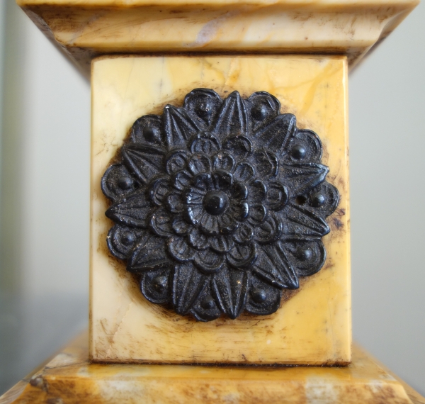 Paire d'obélisques en marbre jaune de Sienne et bronze patiné - style Empire Restauration