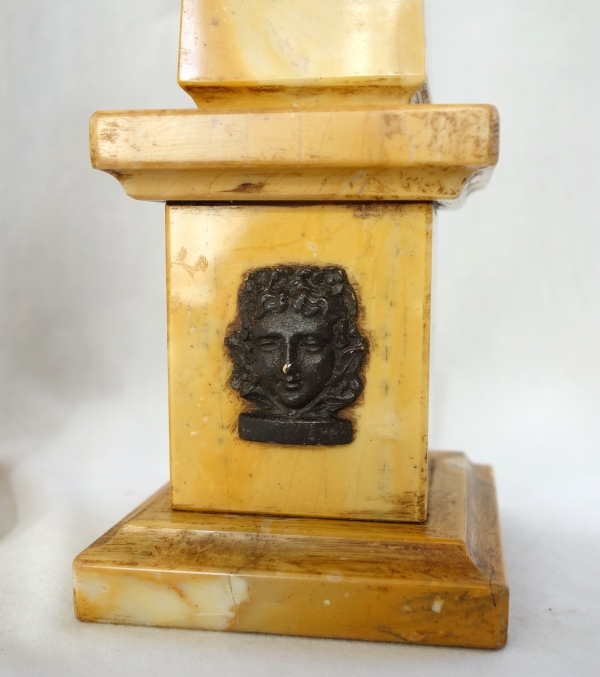 Paire d'obélisques en marbre jaune de Sienne et bronze patiné - style Empire Restauration
