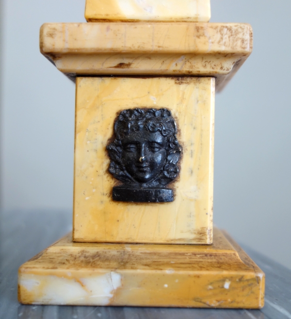 Paire d'obélisques en marbre jaune de Sienne et bronze patiné - style Empire Restauration