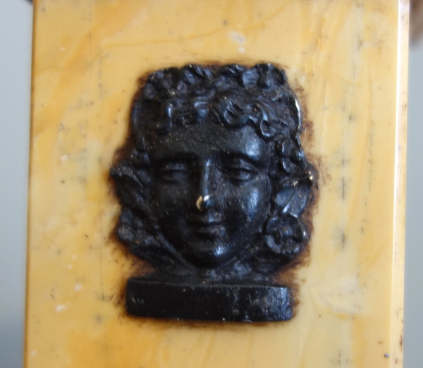 Paire d'obélisques en marbre jaune de Sienne et bronze patiné - style Empire Restauration