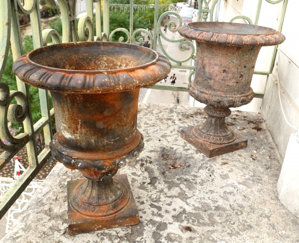 Pair of tall painted cast iron ornemental garden vases, 19th century - 44cm