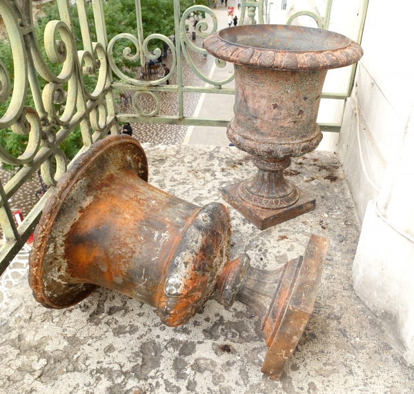 Pair of tall painted cast iron ornemental garden vases, 19th century - 44cm