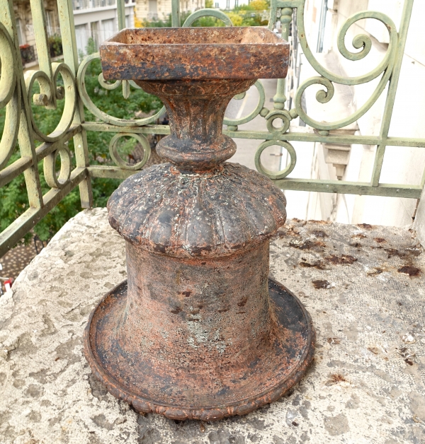 Pair of tall painted cast iron ornemental garden vases, 19th century - 44cm