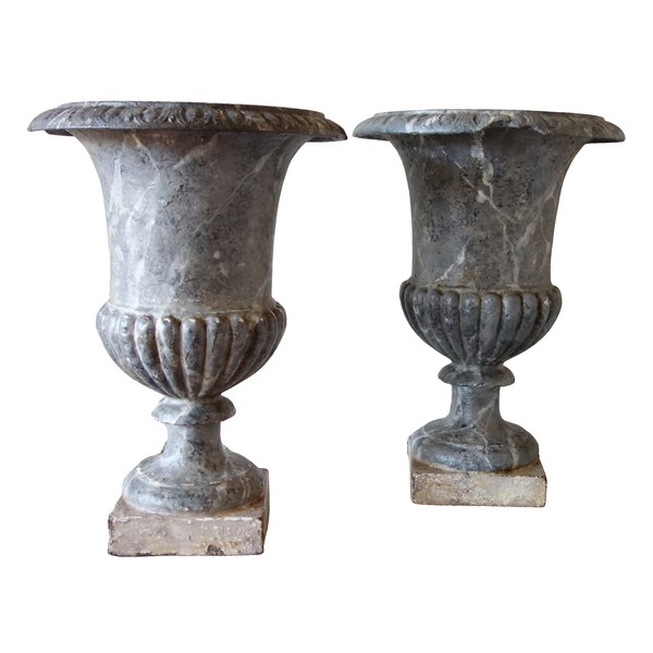 Paire de grands vases Medicis d'ornement en fonte peinte en faux marbre gris, époque XIXe - 45cm