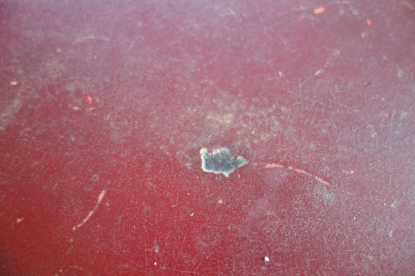 Grand plateau de service d'époque Empire en tôle laquée rouge et or