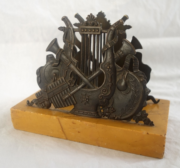 Porte lettres en bronze et marbre jaune de Sienne - époque Empire Restauration - vers 1820