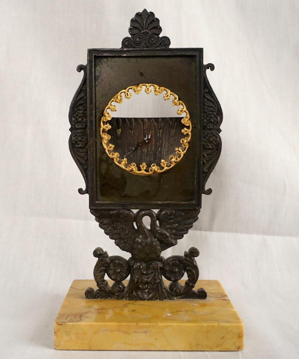 Porte montre en bronze et marbre jaune de Sienne, époque Empire Restauration vers 1820