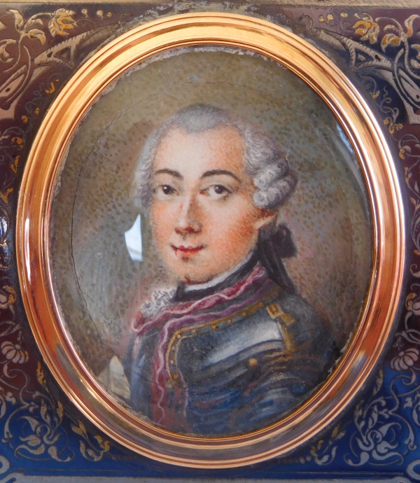 Portrait miniature XVIIIe d'aristocrate en cuirasse, cadre en or monté sur tabatière en argent