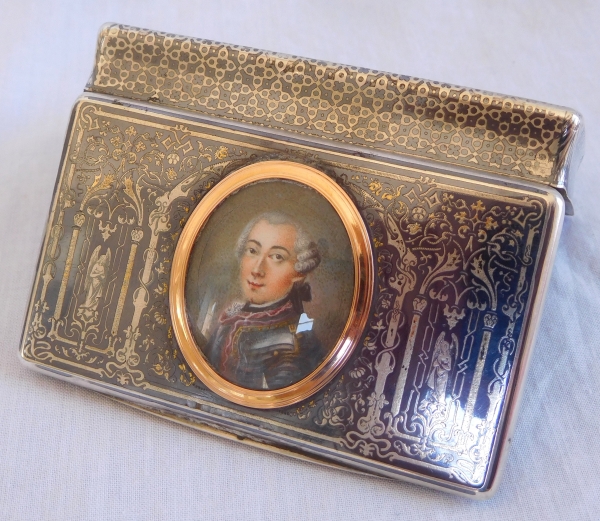 Portrait miniature XVIIIe d'aristocrate en cuirasse, cadre en or monté sur tabatière en argent