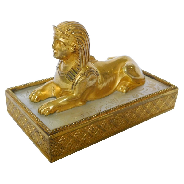 Presse-papier au sphinx en bronze doré et nacre, époque Consulat-Empire Retour d'Egypte