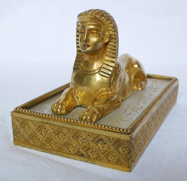 Presse-papier au sphinx en bronze doré et nacre, époque Consulat-Empire Retour d'Egypte