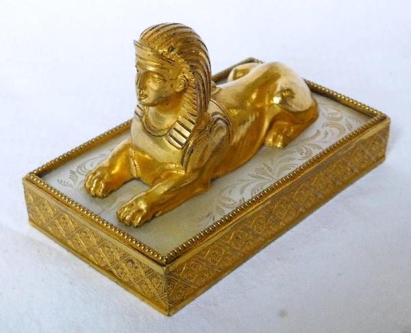 Presse-papier au sphinx en bronze doré et nacre, époque Consulat-Empire Retour d'Egypte