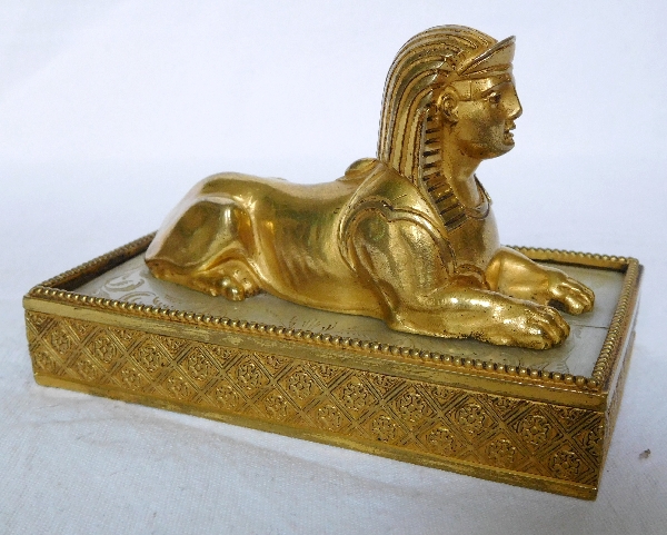 Presse-papier au sphinx en bronze doré et nacre, époque Consulat-Empire Retour d'Egypte