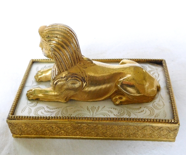 Presse-papier au sphinx en bronze doré et nacre, époque Consulat-Empire Retour d'Egypte