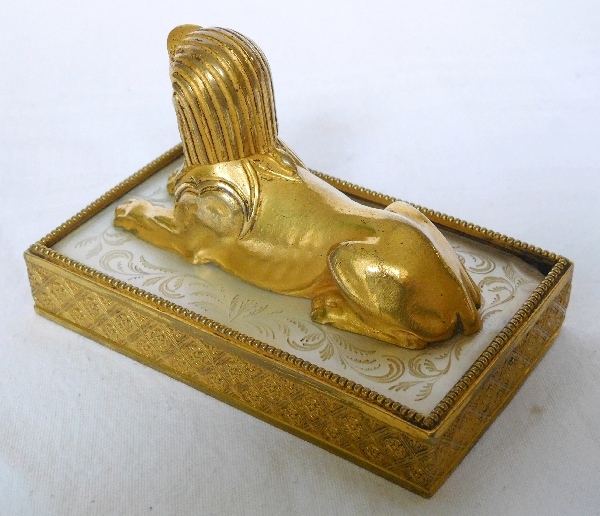 Presse-papier au sphinx en bronze doré et nacre, époque Consulat-Empire Retour d'Egypte