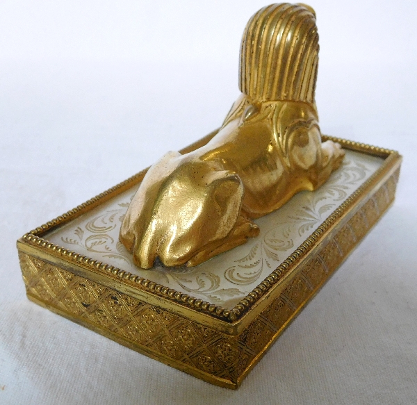 Presse-papier au sphinx en bronze doré et nacre, époque Consulat-Empire Retour d'Egypte