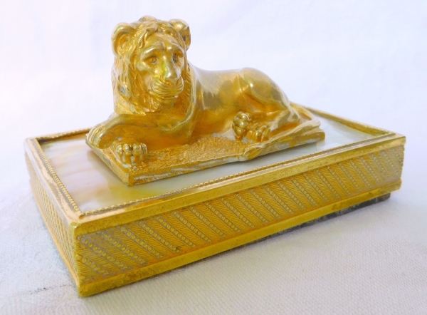 Presse-papier au lion en bronze doré et nacre, époque Empire Restauration