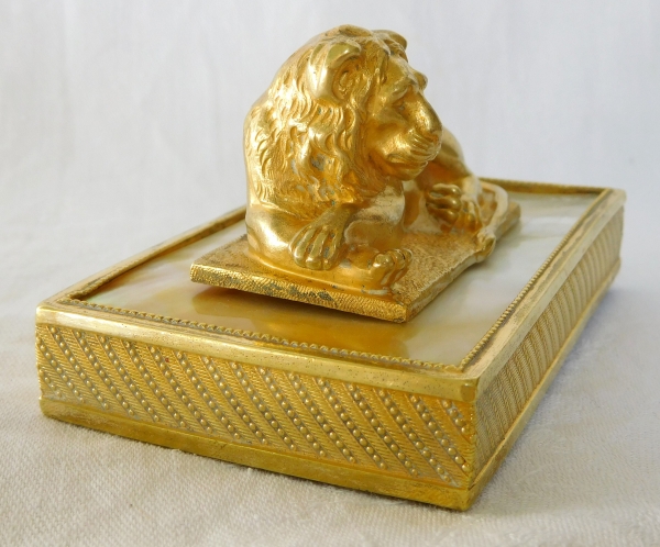 Presse-papier au lion en bronze doré et nacre, époque Empire Restauration