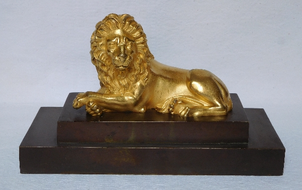 Large lion shaped ormolu paperweight, patinated bronze pedestal, Empire period - 19th century