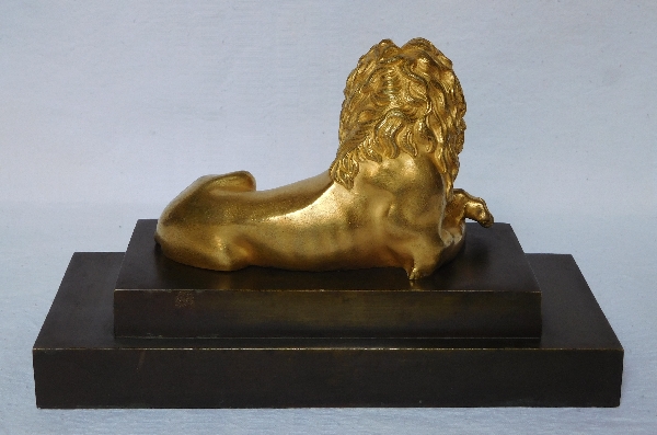 Grand presse-papier au lion, bronze doré sur socle en bronze patiné, époque Empire Restauration