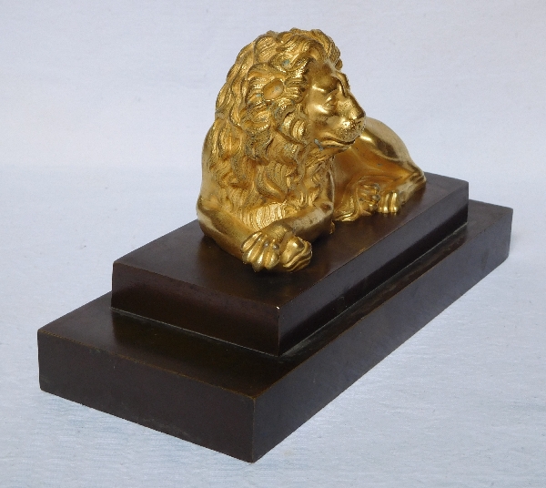 Large lion shaped ormolu paperweight, patinated bronze pedestal, Empire period - 19th century