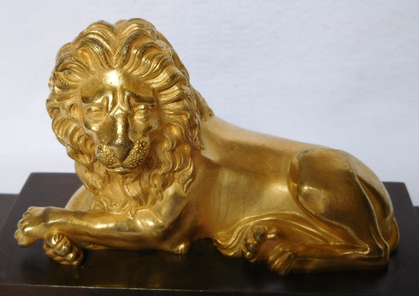 Grand presse-papier au lion, bronze doré sur socle en bronze patiné, époque Empire Restauration