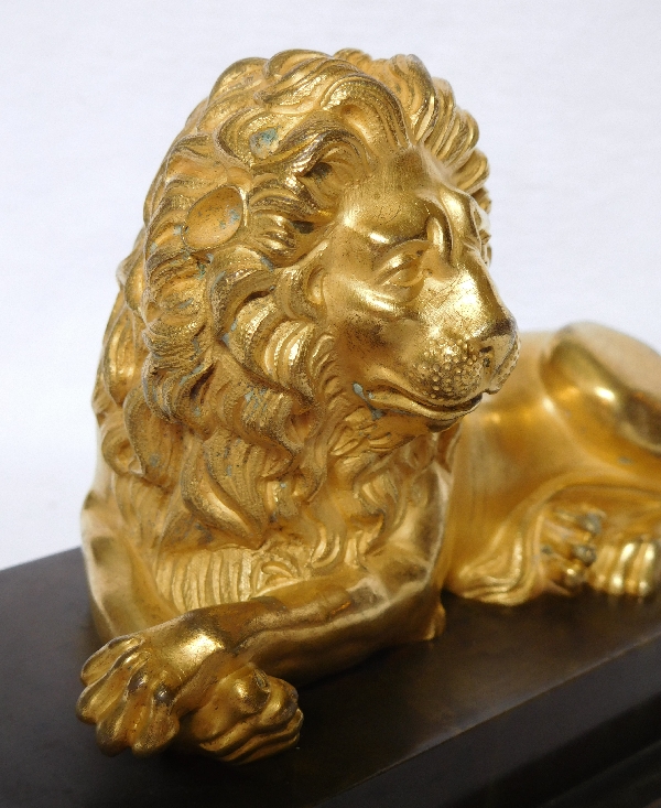 Large lion shaped ormolu paperweight, patinated bronze pedestal, Empire period - 19th century