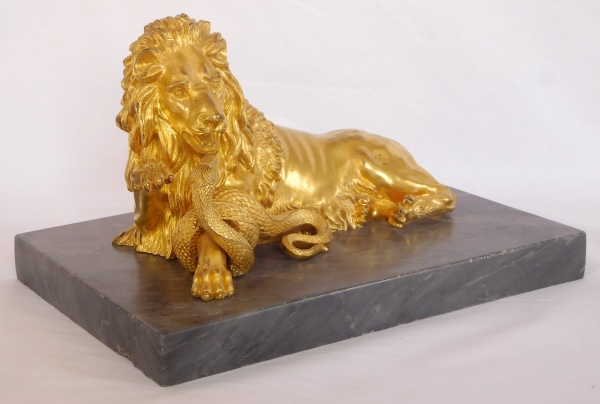 Grand presse-papier lion combattant un serpent, bronze doré & marbre bleu Turquin, XIXe siècle