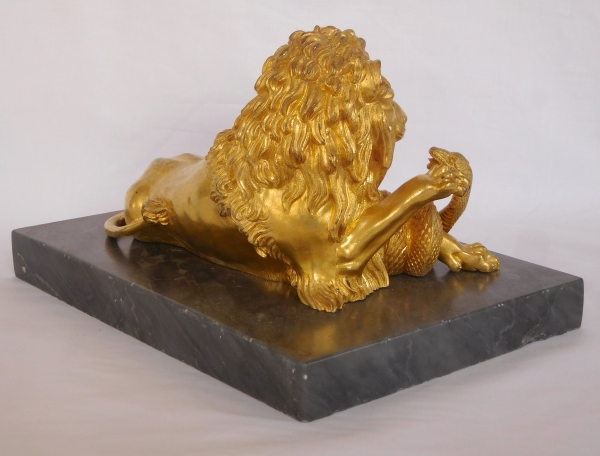 Grand presse-papier lion combattant un serpent, bronze doré & marbre bleu Turquin, XIXe siècle