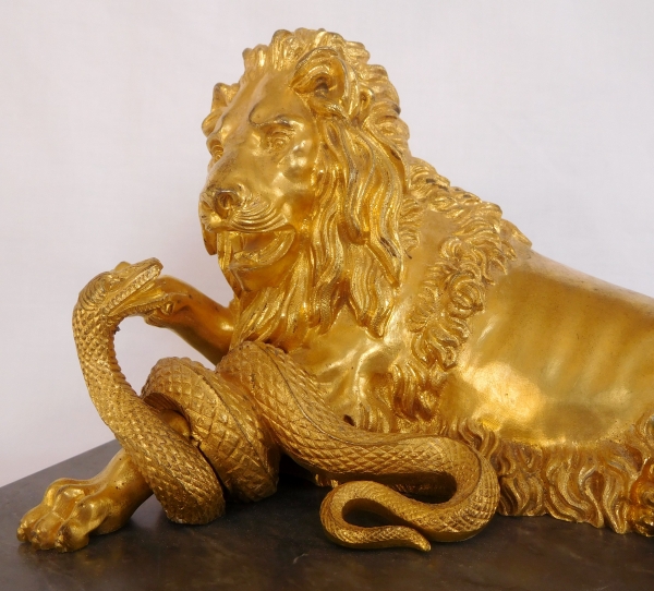 Grand presse-papier lion combattant un serpent, bronze doré & marbre bleu Turquin, XIXe siècle