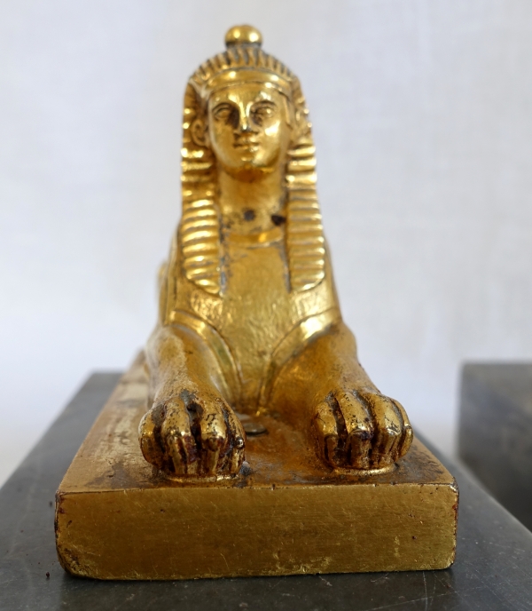 Paire de presse-papiers Empire Retour Egypte, sphinx en bronze doré sur socle en marbre bleu Turquin