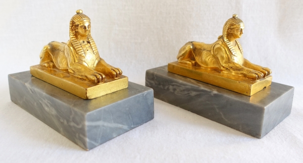 Paire de presse-papiers Empire Retour Egypte, sphinx en bronze doré sur socle en marbre bleu Turquin