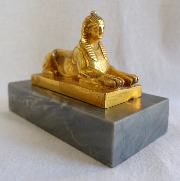 Paire de presse-papiers Empire Retour Egypte, sphinx en bronze doré sur socle en marbre bleu Turquin