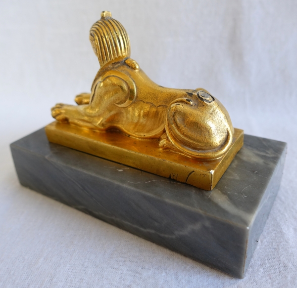 Paire de presse-papiers Empire Retour Egypte, sphinx en bronze doré sur socle en marbre bleu Turquin