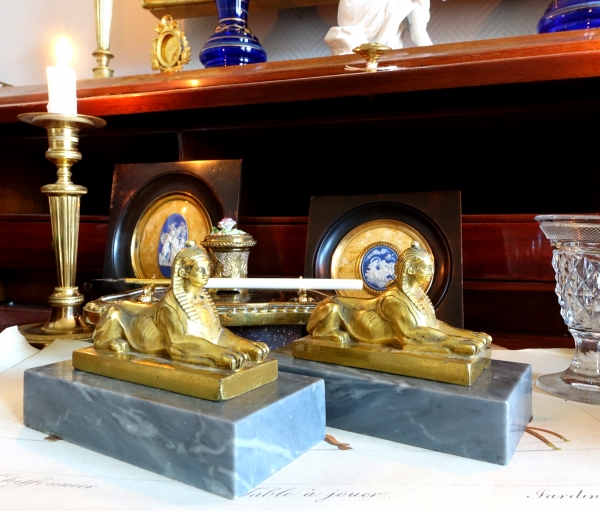 Paire de presse-papiers Empire Retour Egypte, sphinx en bronze doré sur socle en marbre bleu Turquin