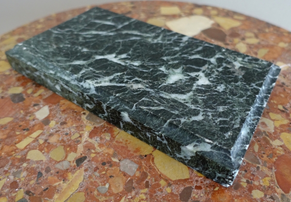 Socle de présentation néoclassique réhausseur de pendule Empire en marbre vert de mer - 23,5cm x 12cm