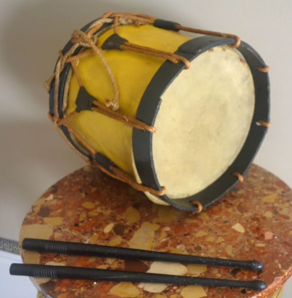 Tambour d'enfant et ses baguettes d'époque XIXe siècle - 1900