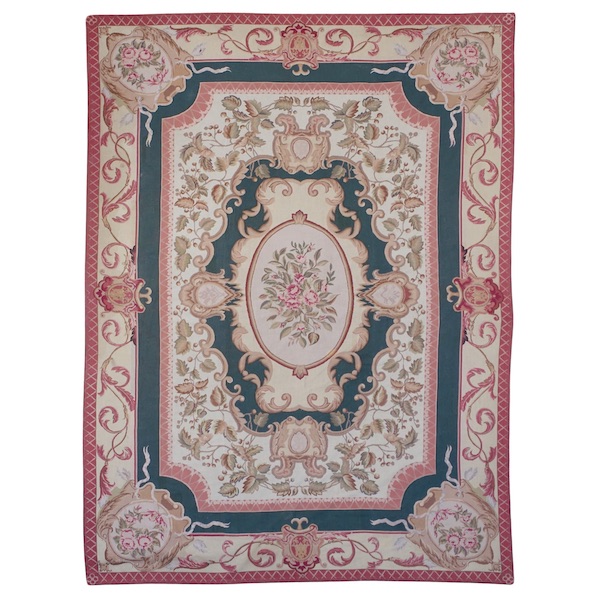 Grand tapis au petit point Louis XV - Louis XVI de style Aubusson