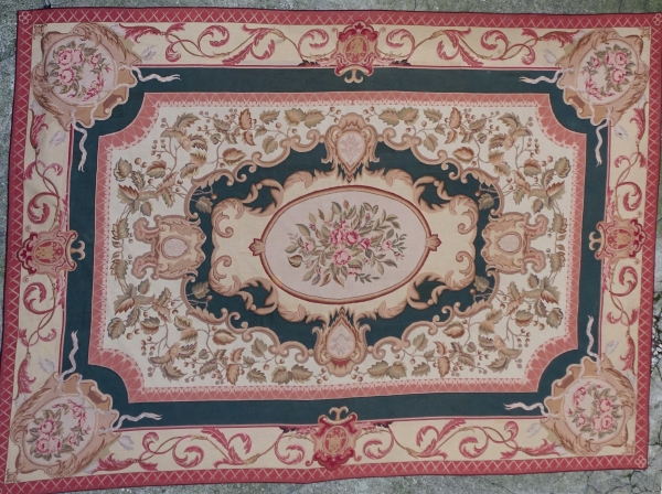 Grand tapis au petit point Louis XV - Louis XVI de style Aubusson