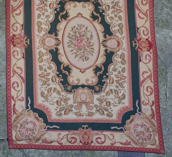 Grand tapis au petit point Louis XV - Louis XVI de style Aubusson