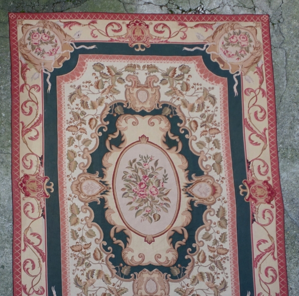 Grand tapis au petit point Louis XV - Louis XVI de style Aubusson