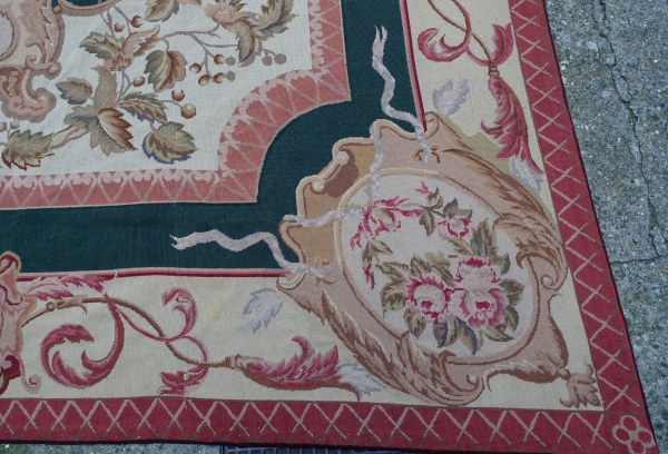 Grand tapis au petit point Louis XV - Louis XVI de style Aubusson