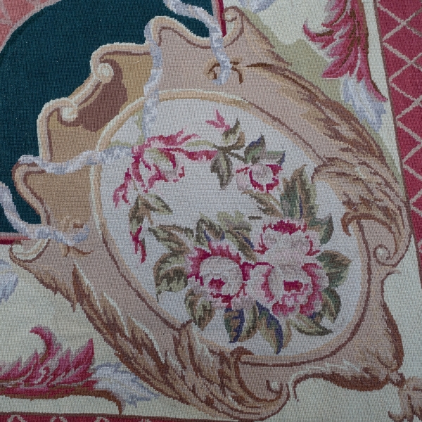 Grand tapis au petit point Louis XV - Louis XVI de style Aubusson