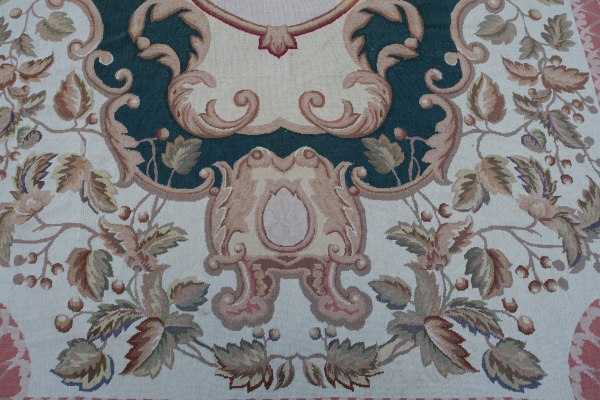 Grand tapis au petit point Louis XV - Louis XVI de style Aubusson