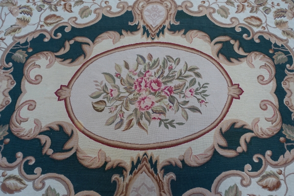 Grand tapis au petit point Louis XV - Louis XVI de style Aubusson